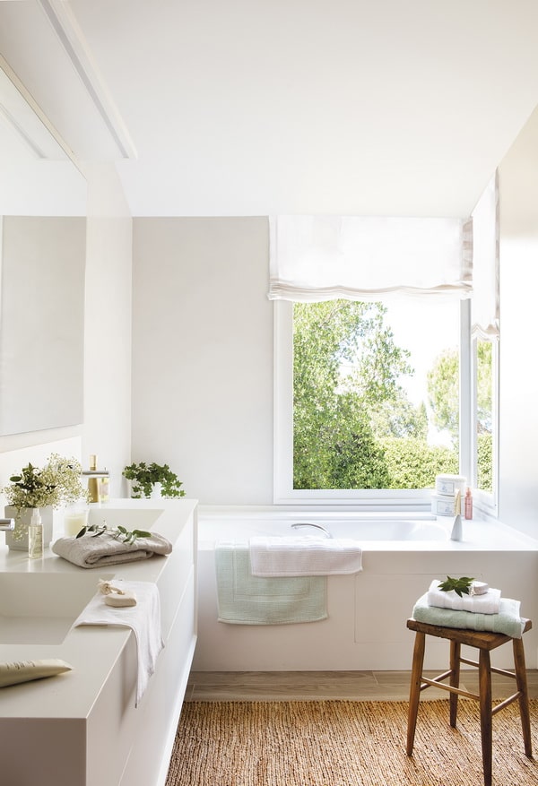 Baño moderno e iluminado