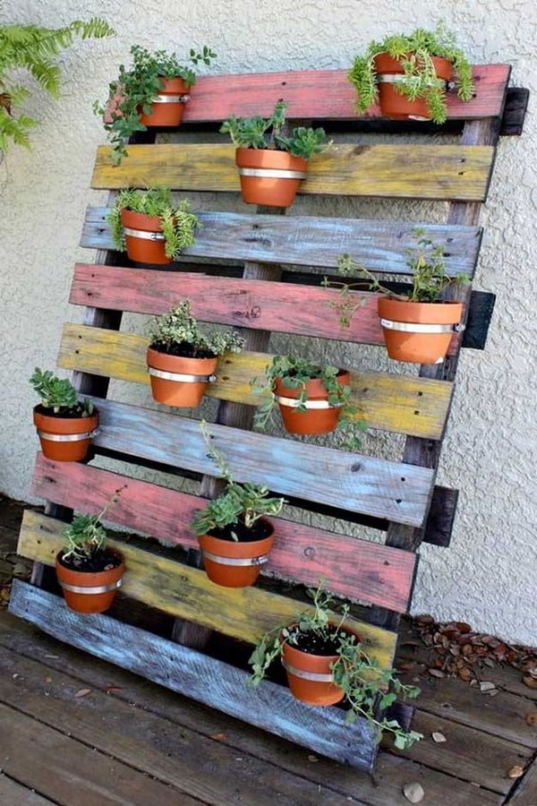 Decoración exterior con poco dinero Jardines verticales hechos con palets