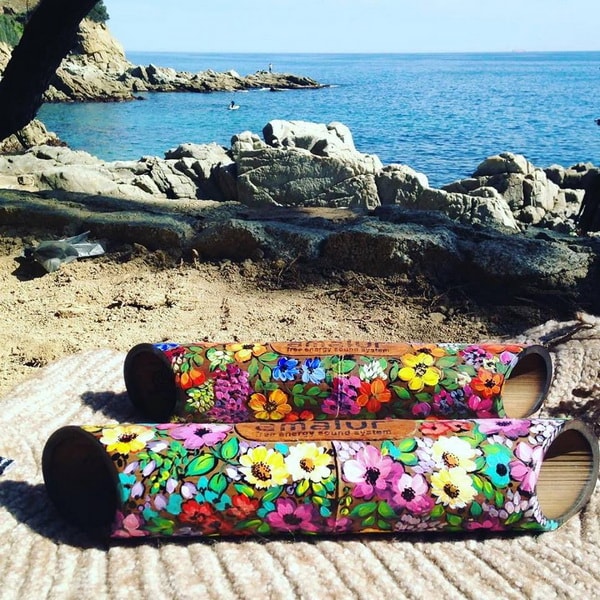 Altavoces para smartphones pintados a mano