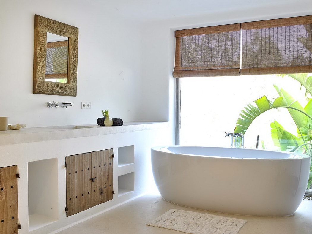 Baño blanco con detalles en madera