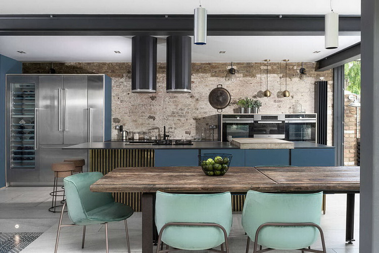 Cocina grande con estilo industrial moderno