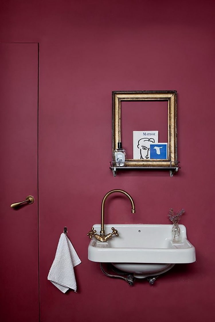 Decoración de baños en color burdeos