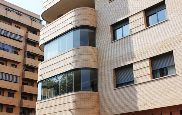 Balcones con cortinas de cristal