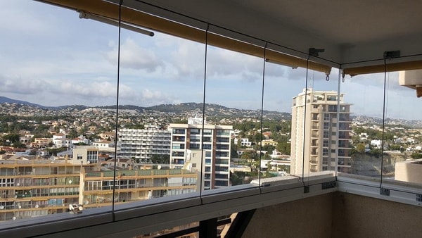 Vista desde balcón con cortinas de cristal