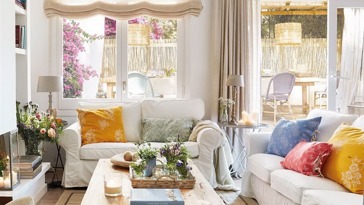 Salón con estores y cortinas en colores tierra
