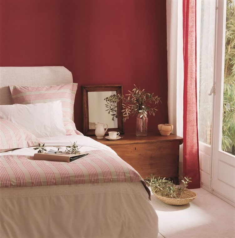 Dormitorio en color burdeos