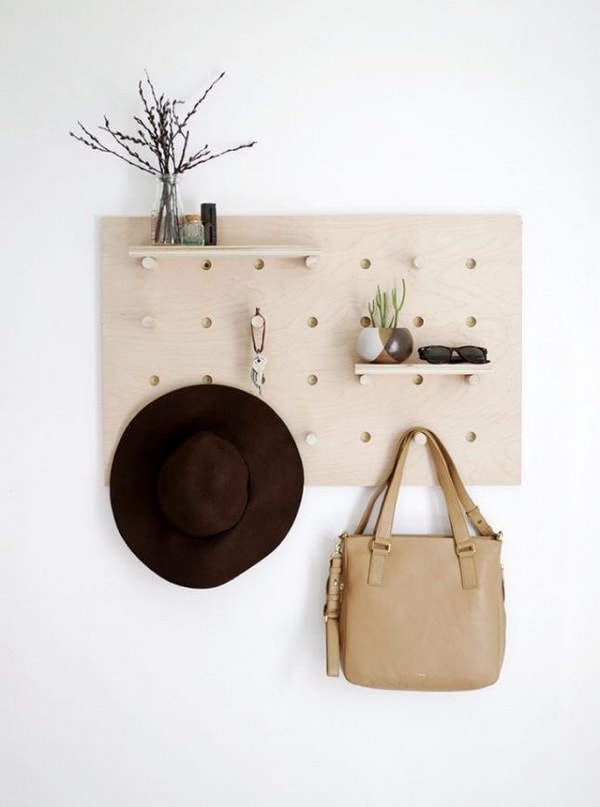Perchers de pared hecho con tableros de clavijas