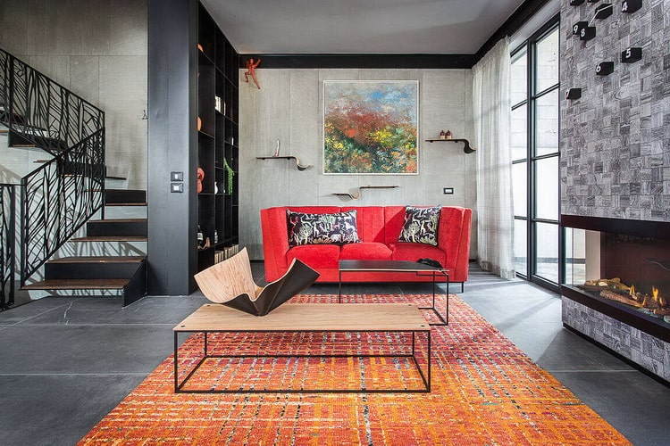 Salón moderno con sofá rojo