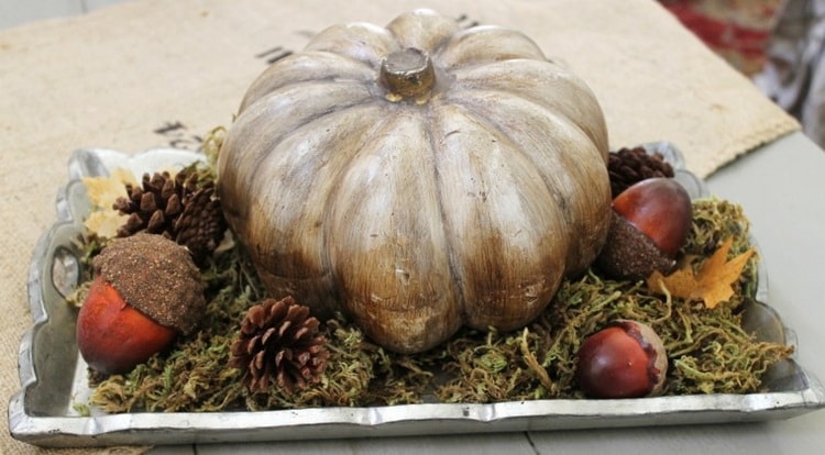Decoración con bellotas, calabazas y piñas