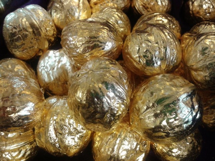 Nueces pintadas de dorado