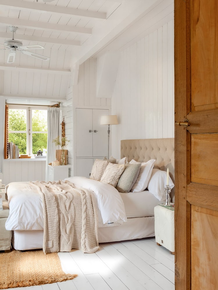 Dormitorio con suelo de madera blanco