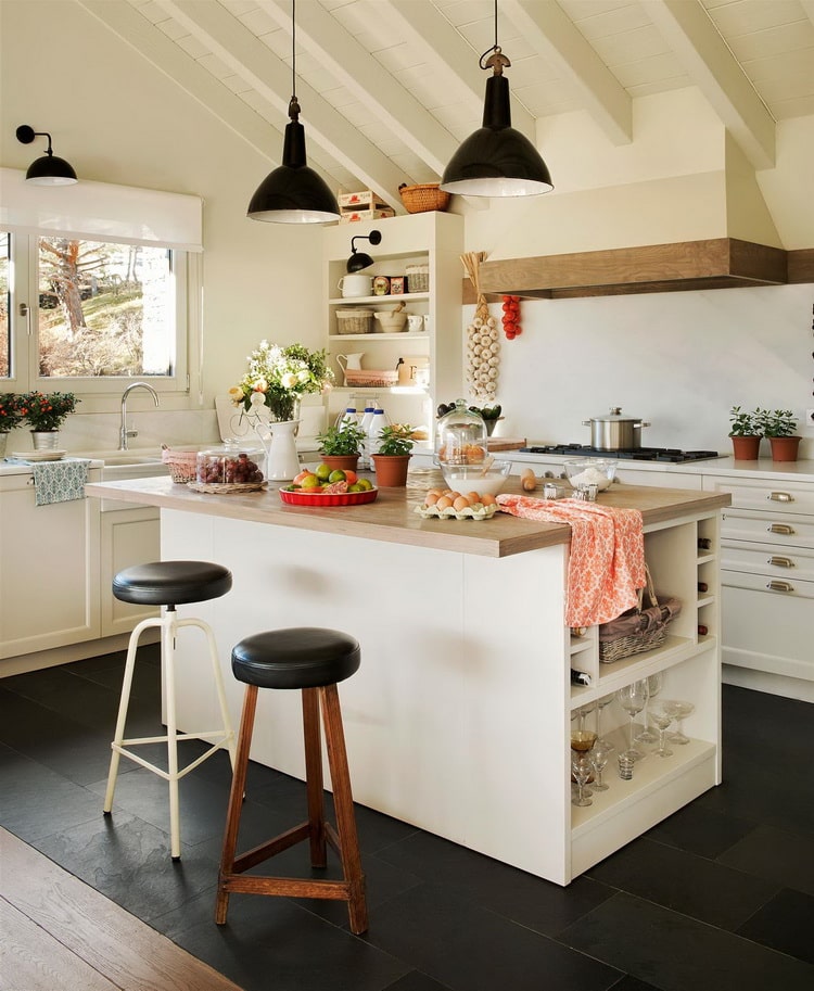 Cocina con isla con suelo oscuro