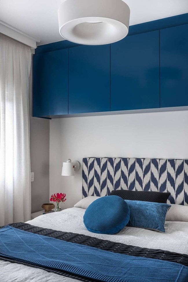 Dormitorio en blanco y azul