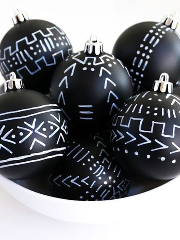 Bolas de Navidad DIY con pintura pizarra