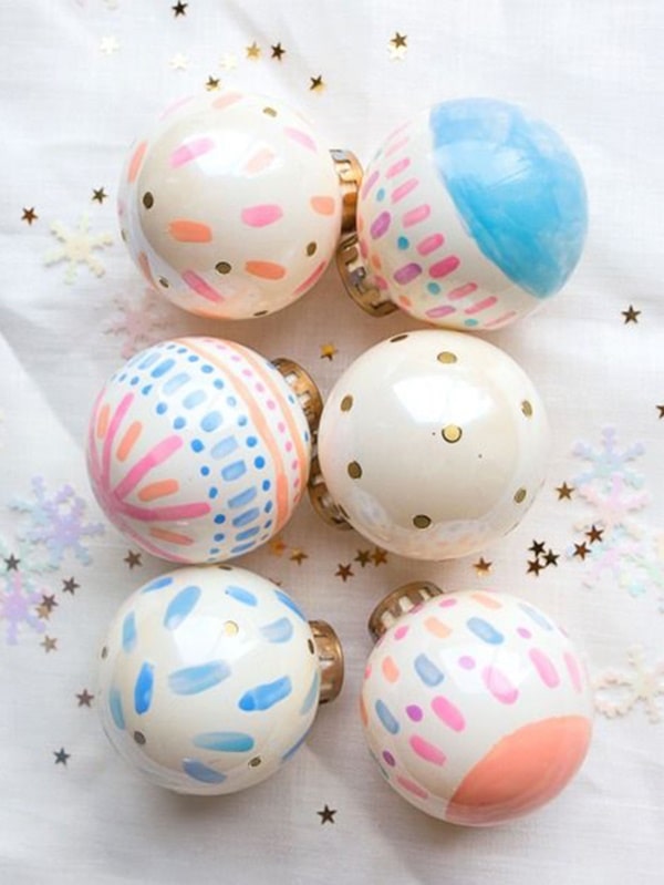 Adornos navideños personalizados en colores pastel