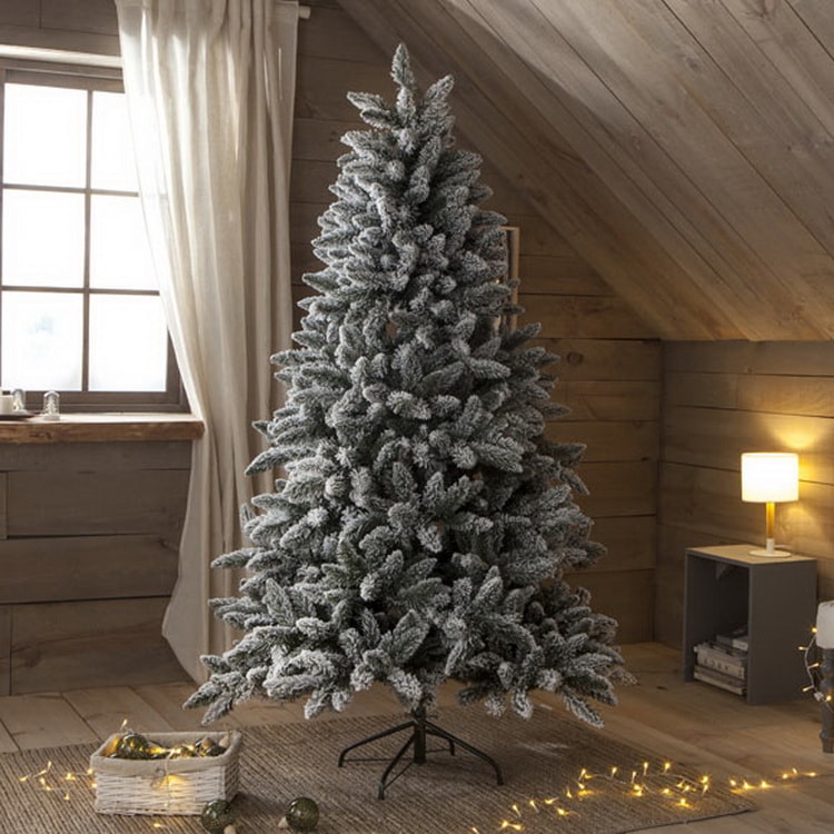 Árbol verde con efecto nevado