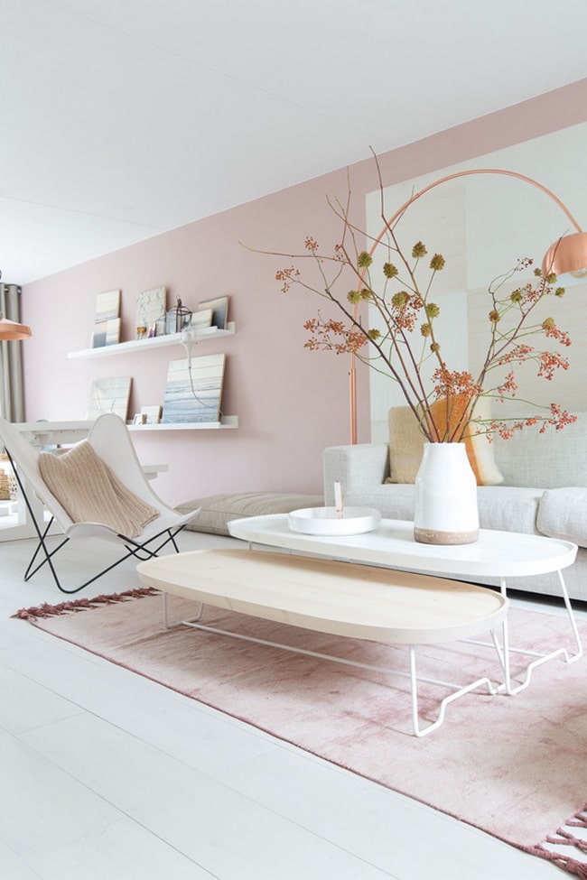 Salón monocromático en rosa