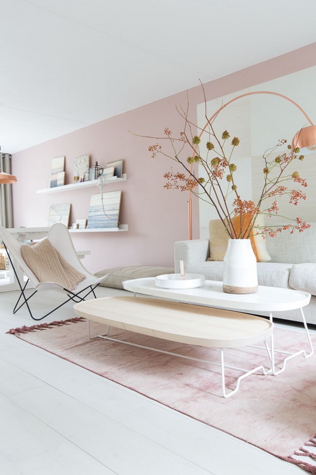 Salón monocromático en rosa