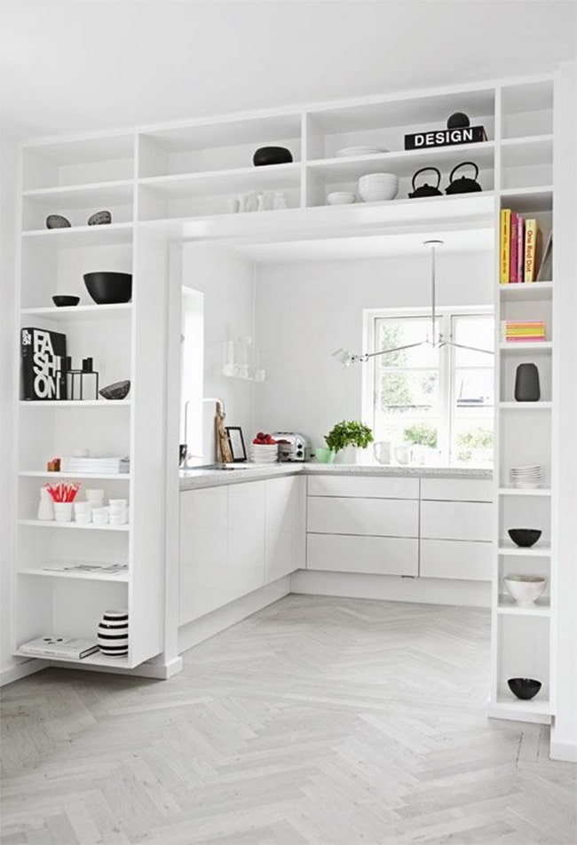 Habitación monocromática en blanco