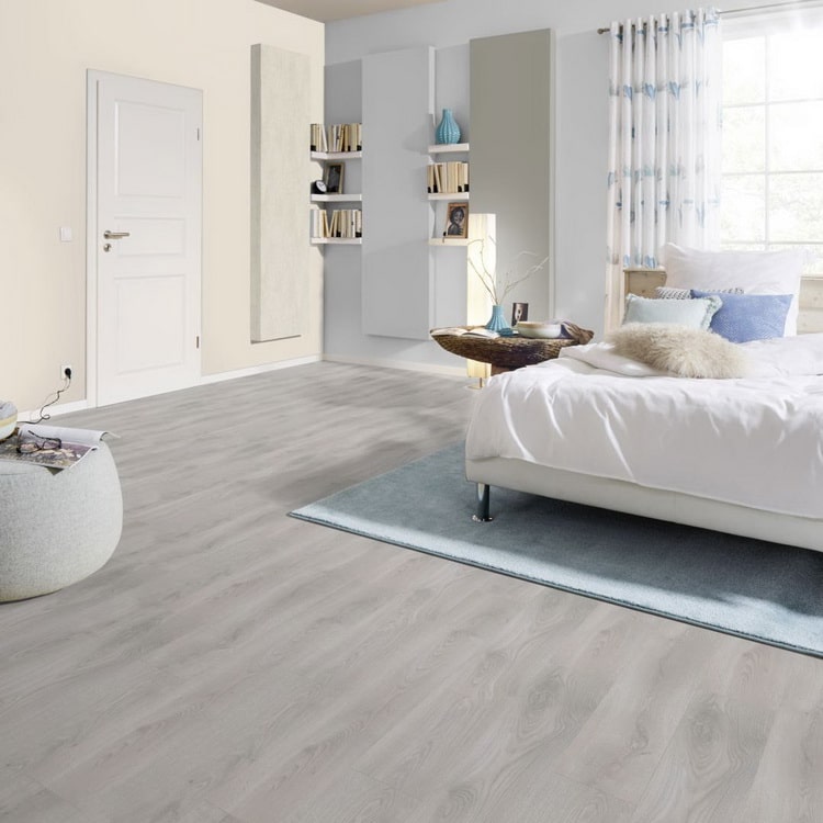 Dormitorio con suelo laminado