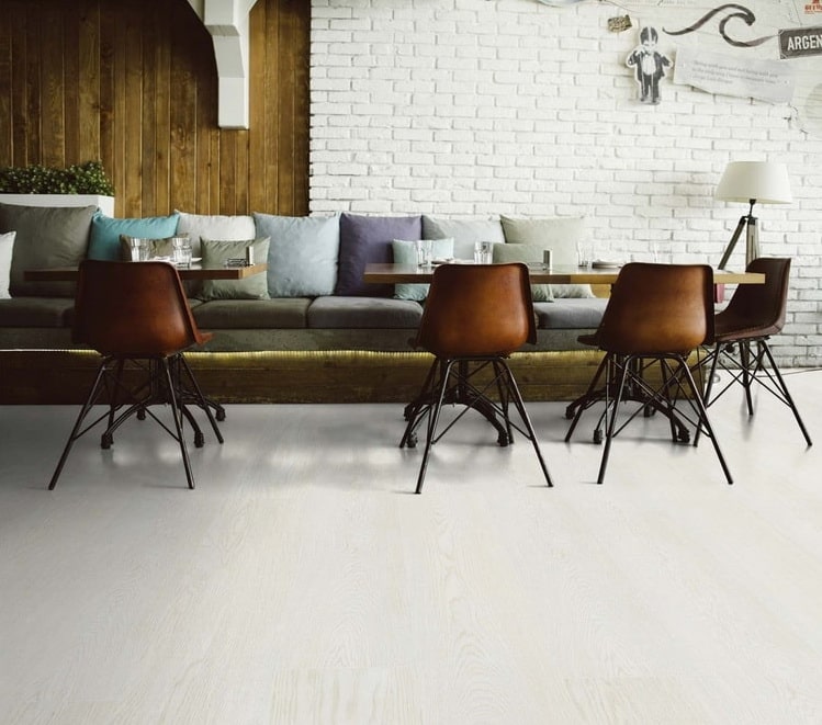 Suelo laminado blanco