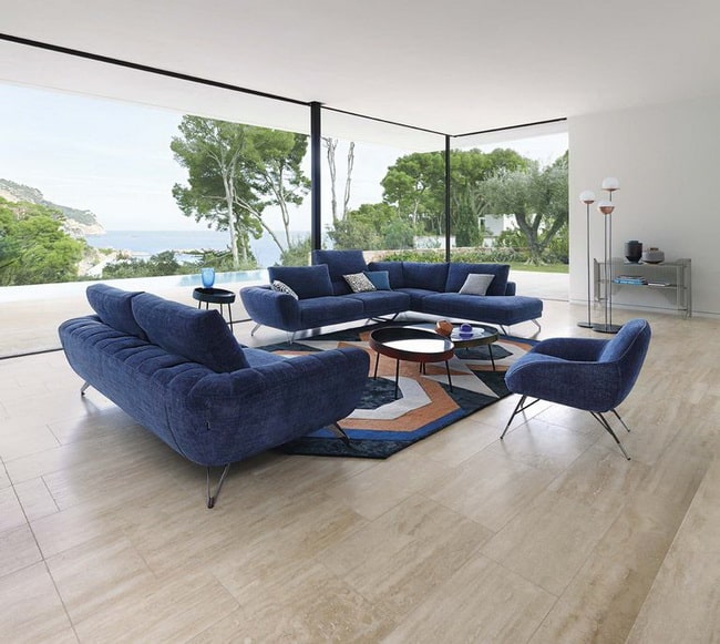 Salón con sofás azules