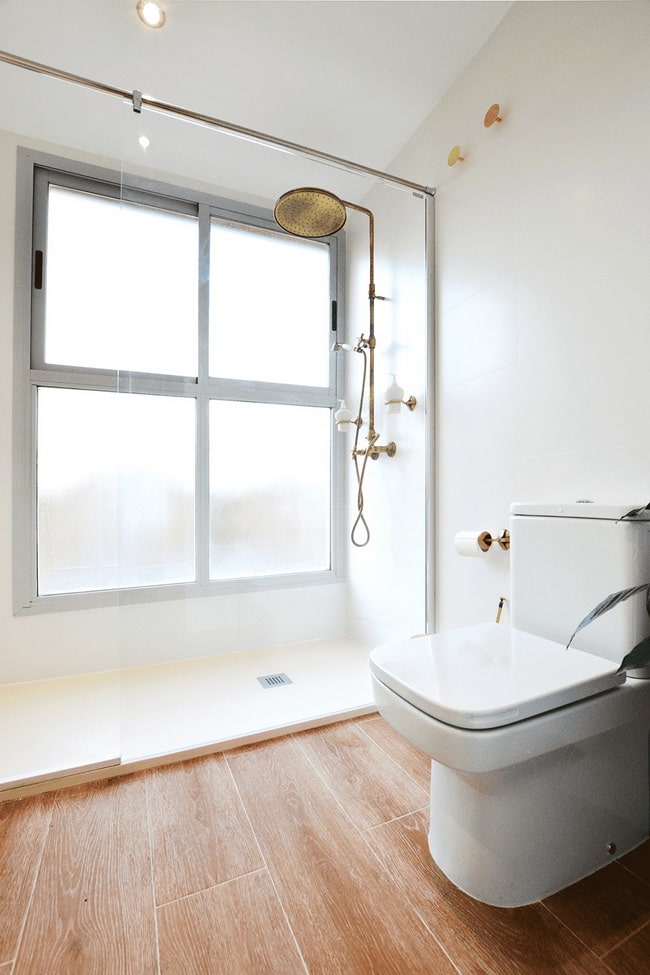 Baño con mucha luz natural