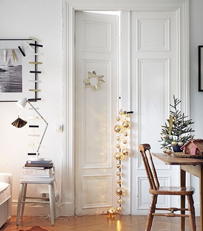 Adornos navideños en puertas