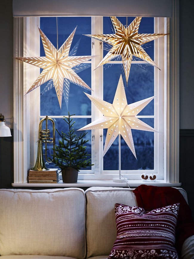 Estrellas luminosas en las ventanas