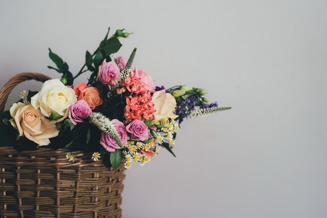 Flores en un cesto
