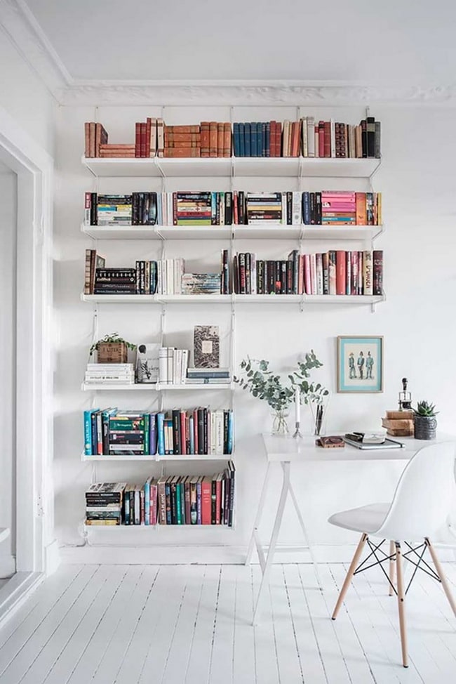 Escritorio pequeño en el salón