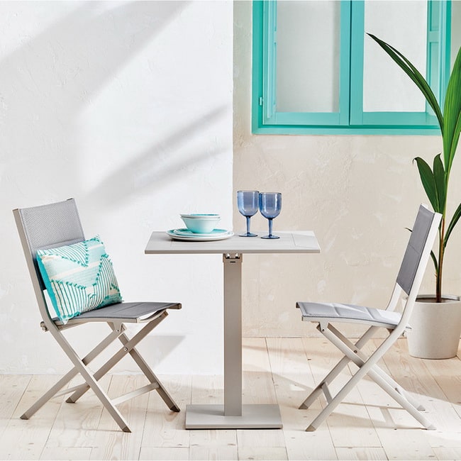 Encantadora mesa cuadrada con sillas