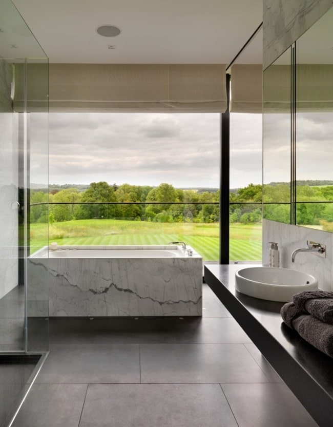 Baño con bañera y vistas