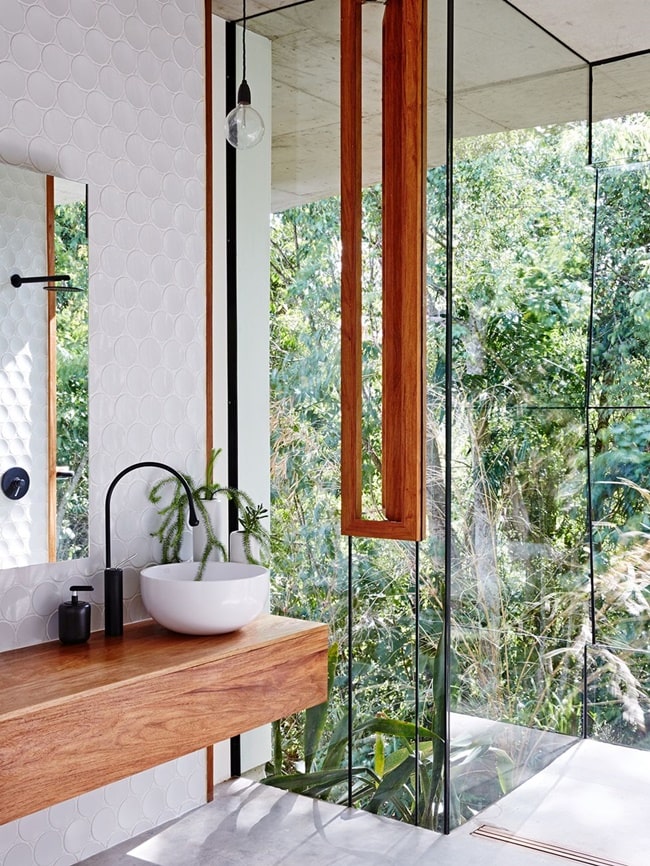 Baño abierto al jardín
