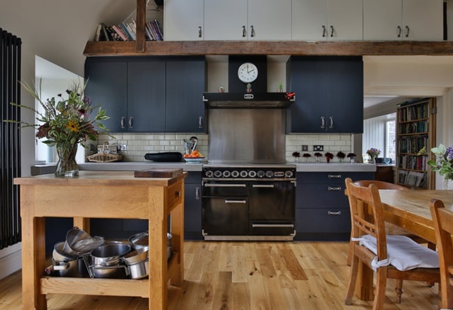 Cocinas en madera con frentes azules