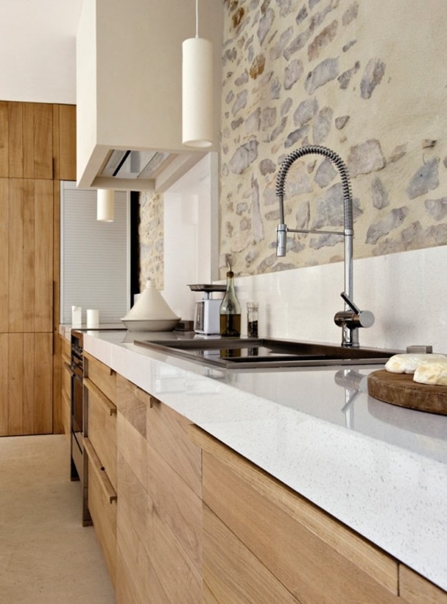 Paredes de piedra en cocinas modernas