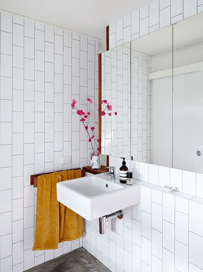Estante de obra bajo el espejo del baño