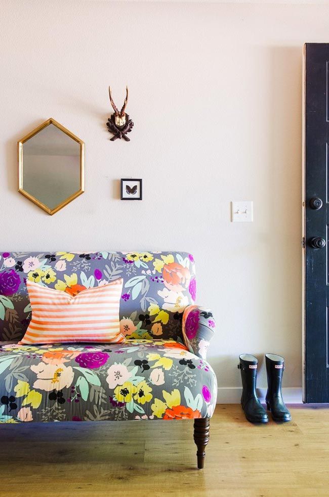 Sofá estampado con flores