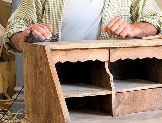 Lijando mueble de madera