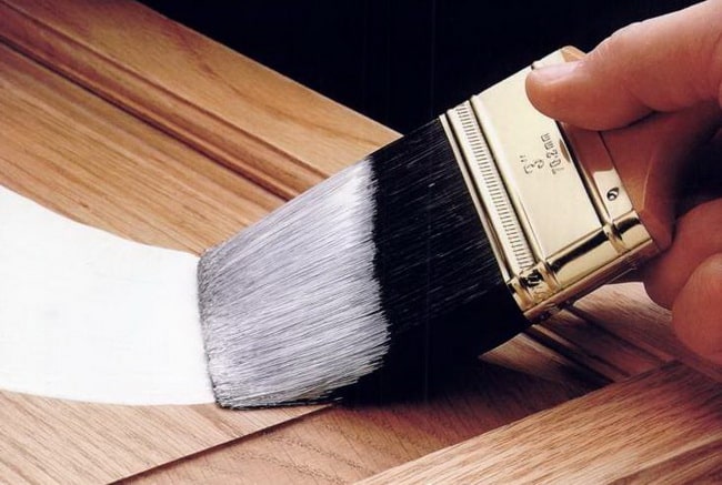 Pintando mueble de madera