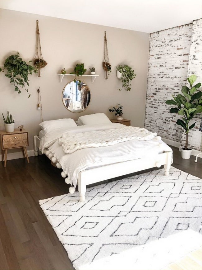 Dormitorio con muchas plantas