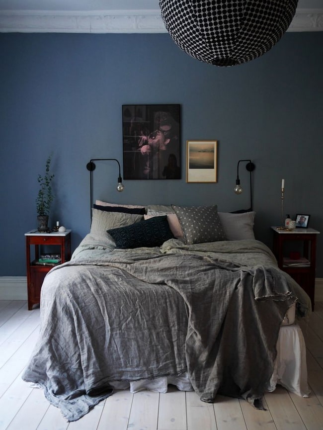 Azul Classic en las paredes del dormitorio