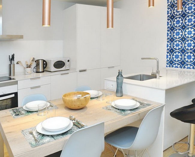 Cocina blanca con zona de comedor