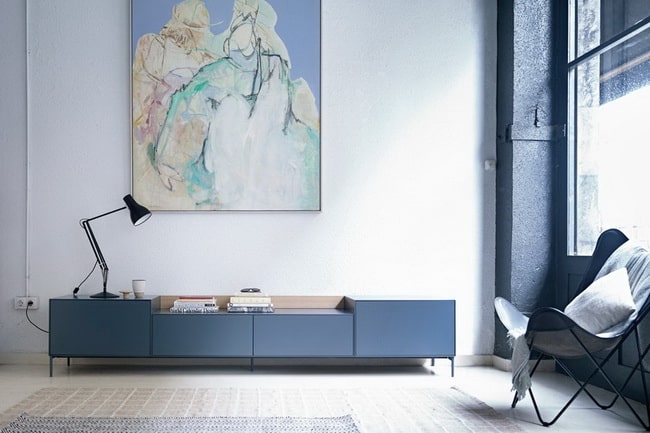Salón con un gran cuadro en la pared