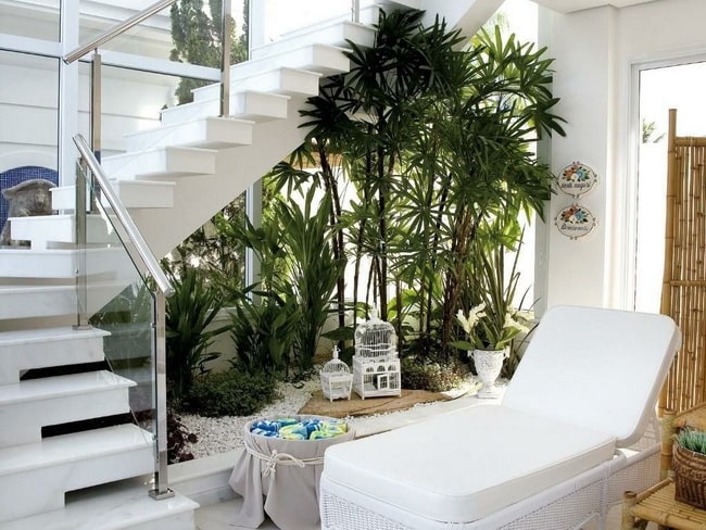 Jardín bajo la escalera
