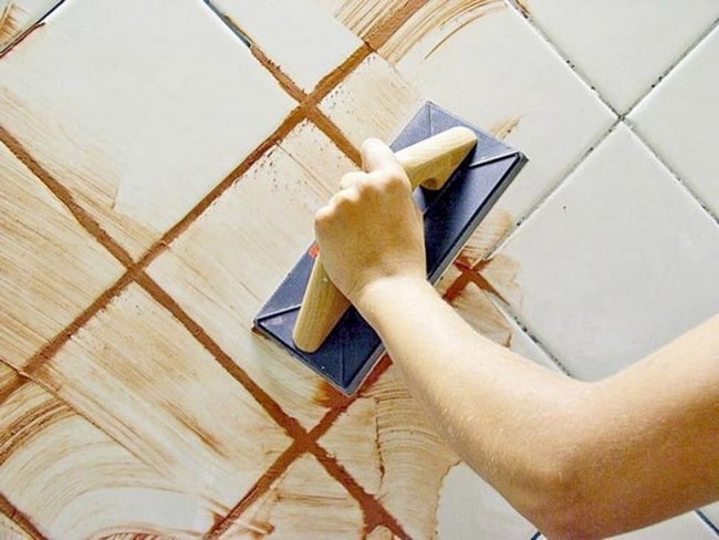 Preparación para colocar papel de pared en el baño