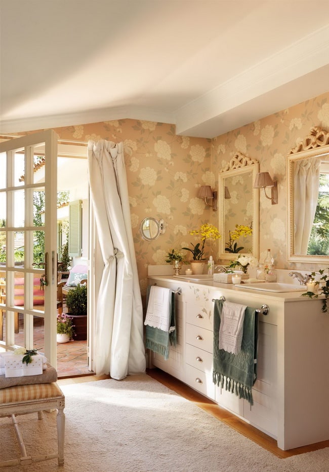 Gran baño con papel pintado