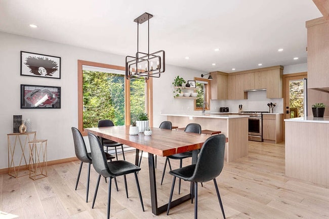 Cocina comedor con gran ventanal