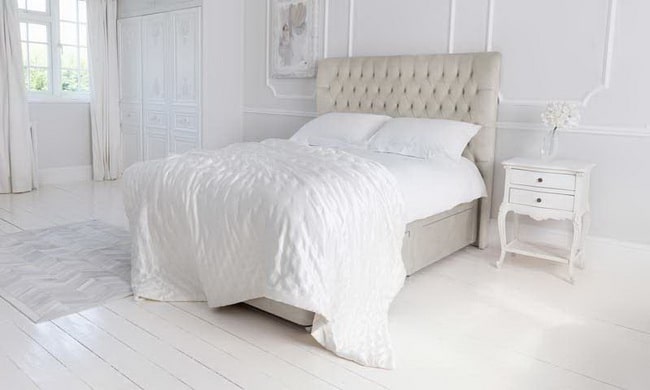 Dormitorios con suelos blancos