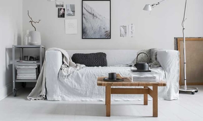 Salón con pavimento blanco
